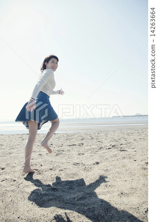 Running women Running women 14263664