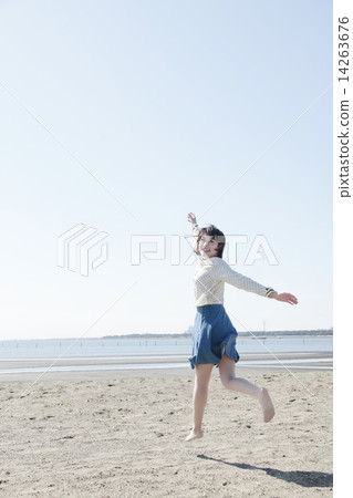 Running women 14263676
