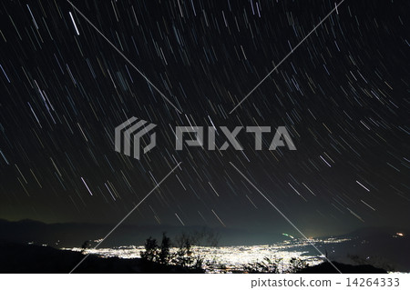 甲府盆地的夜景和星空（禦坂山區，布達佩斯） 14264333