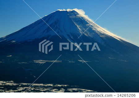 Mt. Fuji of snowstorm seen from Asagirikogen and Ryogatake 14265206