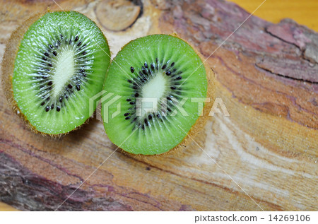 Halved kiwi on a wooden table 14269106