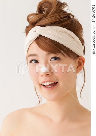 face washing, face wash, face clensing 14269701
