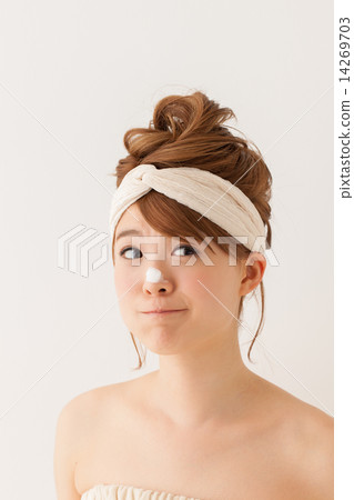 face washing, face wash, face clensing 14269703