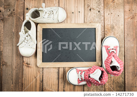 兒童鞋與黑板 14271730