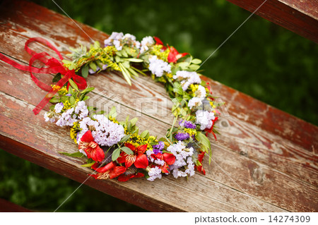 Flower wreath decoration on wood Flower wreath decoration on wood 14274309