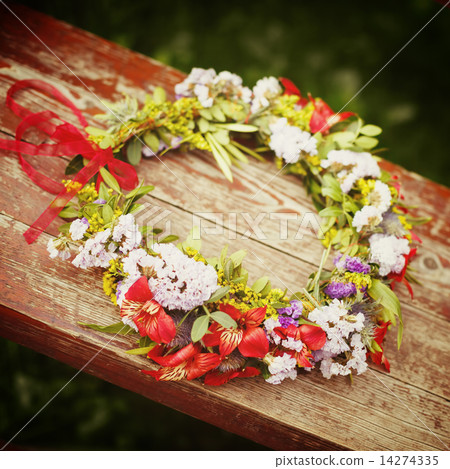 Flower wreath decoration on wood Flower wreath decoration on wood 14274335