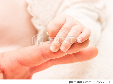 Hand of the newborn child Hand of the newborn child 14277094