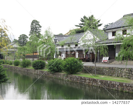 Waterways and streets of Kurashiki Beautiful District 14277837