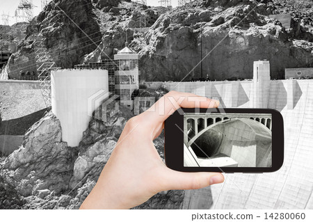 tourist shooting photo of Hoover Dam 14280060