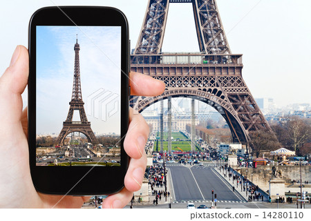 tourist taking photo of Eiffel tower in Paris 14280110