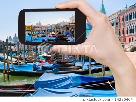 taking photo of gondolas near Piazza San Marco 14280404