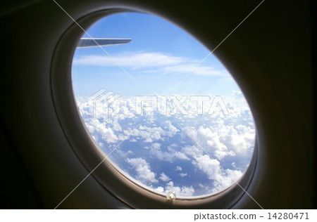 靠近海邊的亞熱帶沖繩，從機器窗口發生在東海的夏天的雲彩 14280471