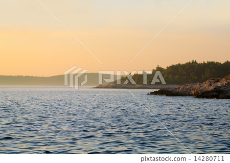 Coastline with horizon and sky Coastline with horizon and sky 14280711