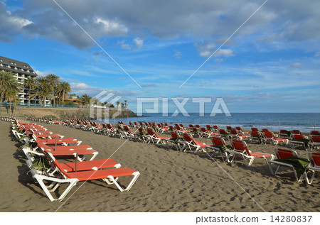 Empty sunbeds at the beach at Gran Canaria 14280837