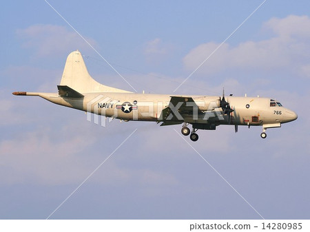 美國海軍的P-3C獵戶座巡邏機飛行在藍天下 美國海軍的P-3C獵戶座巡邏機飛行在藍天下 14280985