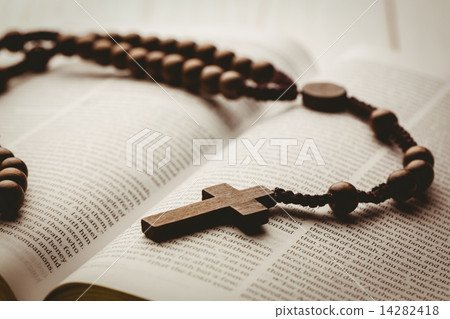 Open bible and wooden rosary beads 14282418