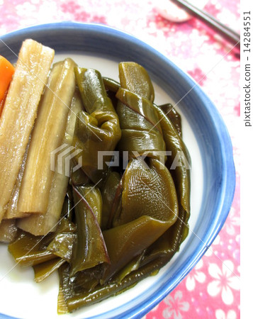Braised with burdock simmered in kelp 14284551