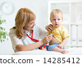 doctor woman examining child boy with stethoscope 14285412