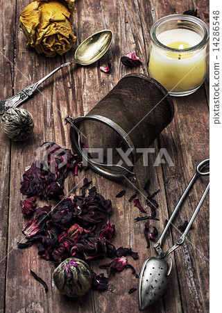 tea strainer and tea leaves 14286548