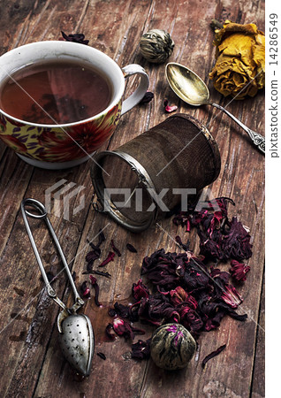 tea strainer and tea leaves 14286549