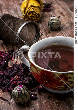 tea strainer and tea leaves 14286550