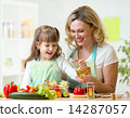 mother and kid preparing healthy food 14287057