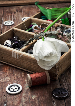 thread and buttons 14287227