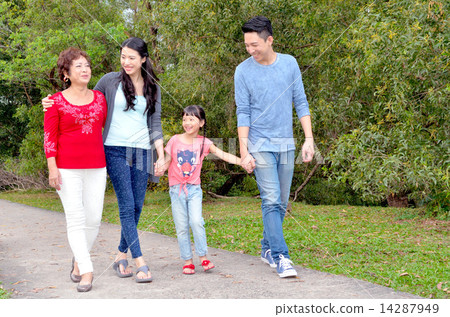 Family,harmony,3 generations 14287949