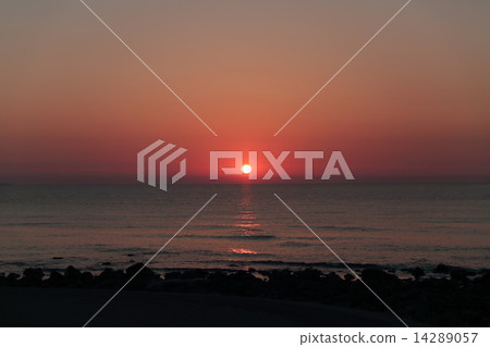 在海上日落 在海上日落 14289057