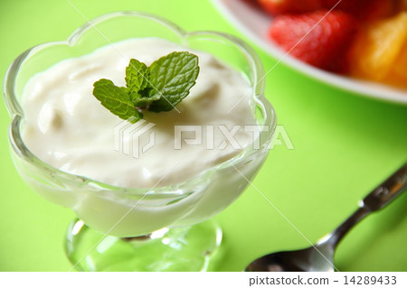 plain yogurt 14289433