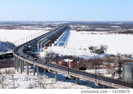 Bridge over the river in winter 14289678