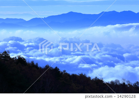 The southern Alps facing the sea of clouds rising in the morning sun from Takamine Plateau at an altitude of 2000 meters The southern Alps facing the sea of clouds rising in the morning sun from Takamine Plateau at an altitude of 2000 meters 14290128