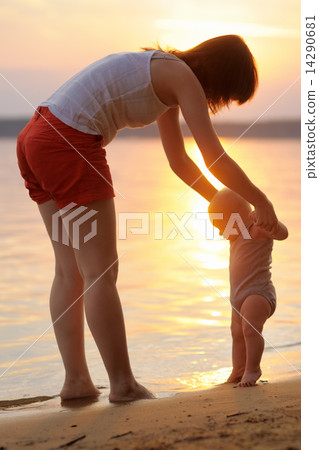 Young woman with her little baby 14290681