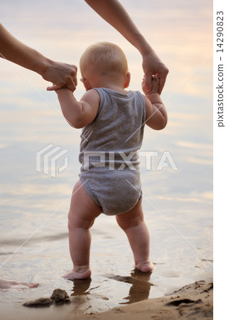 Little baby by the water 14290823