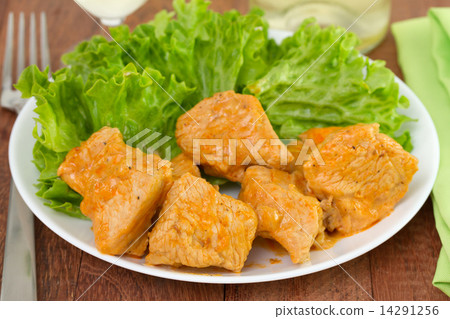 meat with tomato sauce and salad 14291256