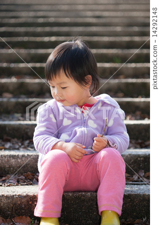 Infant sitting on the stairway of the park 14292148