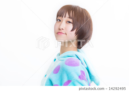 服裝佩帶的睡衣褲的一個逗人喜愛的女孩 14292495