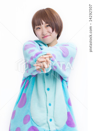 服裝佩帶的睡衣褲的一個逗人喜愛的女孩 服裝佩帶的睡衣褲的一個逗人喜愛的女孩 14292507