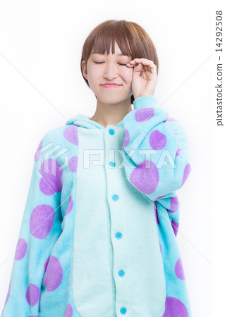 服裝佩帶的睡衣褲的一個逗人喜愛的女孩 服裝佩帶的睡衣褲的一個逗人喜愛的女孩 14292508