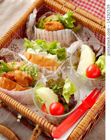 Picnic lunch box (vertical position high angle) 14292539
