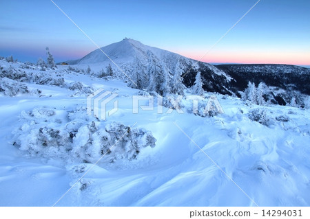 Snezka after sunset 14294031