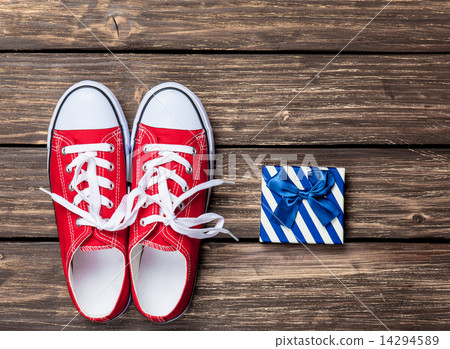 Gumshoes with white shoelaces and gift box 14294589