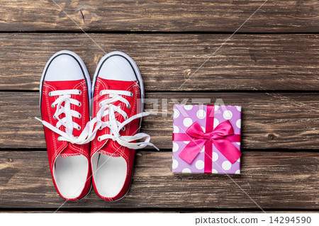 Gumshoes with white shoelaces and gift box 14294590
