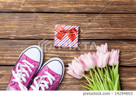 Gumshoes and gift box with tulips 14294603