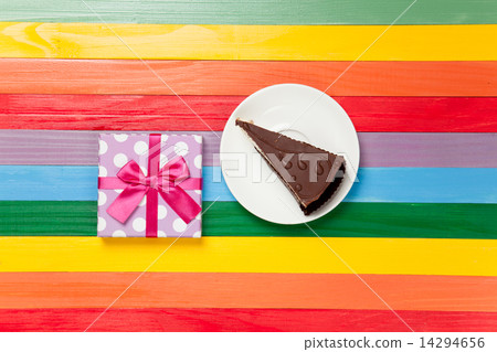 Gift box and cake 14294656