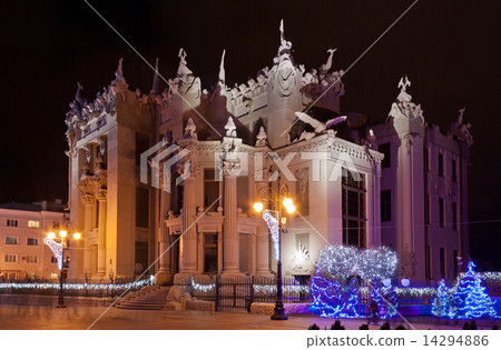 The house with chimeras The house with chimeras 14294886