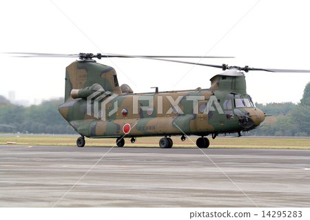 CH-47J Chinook Large Transport Helicopter Sliding Ground Self-Defense Force who is also active in dispatching disasters such as the Great East Japan Earthquake 14295283