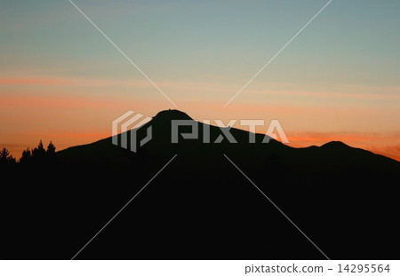 青森縣下北半島最高的山峰，在夏天的黃昏中美麗地出現，山。 14295564