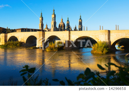 Medieval stone bridge in sunny morning. Zaragoza 14296658