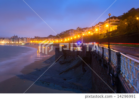 La Concha embankment in autumn sunset at Donistia 14296991